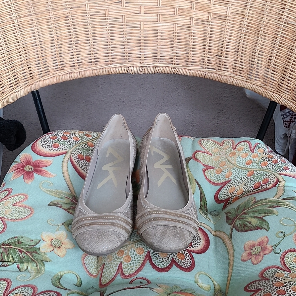 Women's shoes